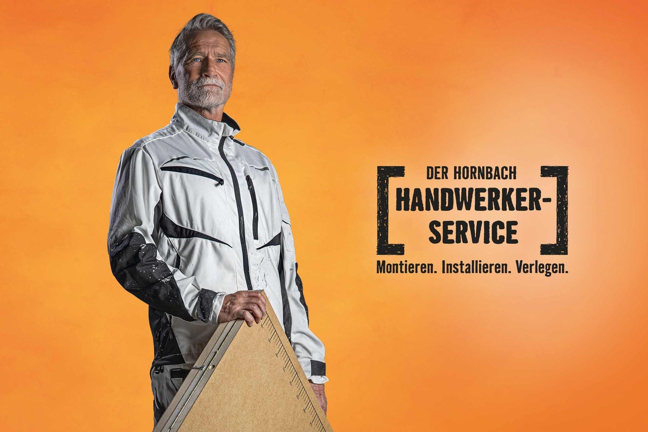 Handwerker mit Wasserwaage im Arbeitsoutfit. Hornbach Handwerkerservice.