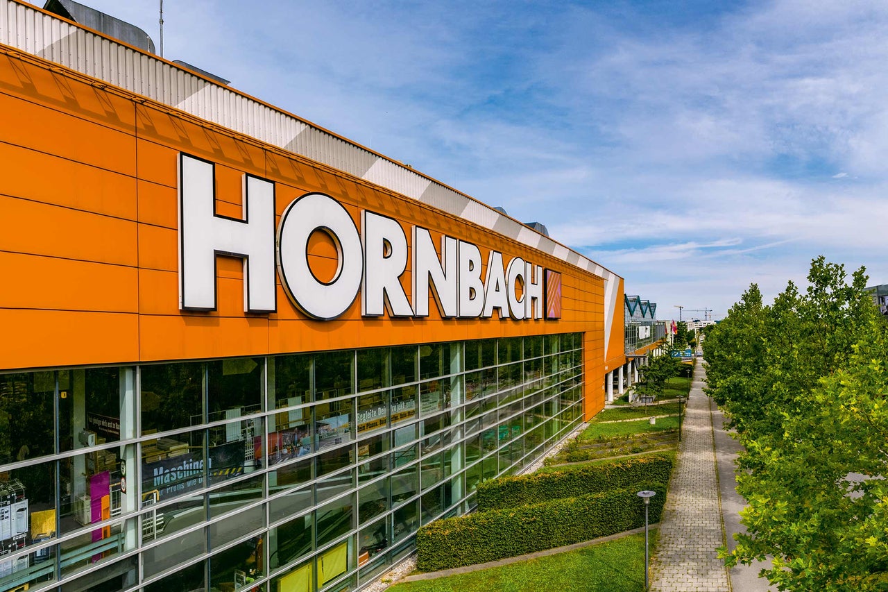  Hornbach Baumarktgebäude mit großem Hornbach Logo. 