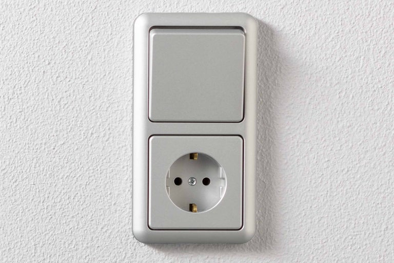 Kombination aus Schalter und Steckdose zur Stromversorgung