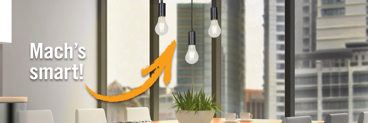 Szene mit drei Hängelampen über einem Esstisch