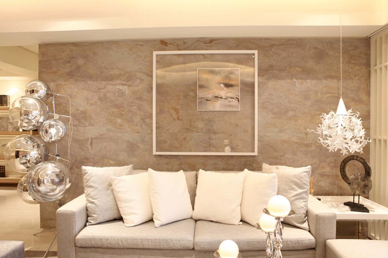 Wohnzimmer mit Sofa, Kissen, Lampe und Dekoration