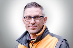 Porträt eines freundlichen Mannes mit Brille