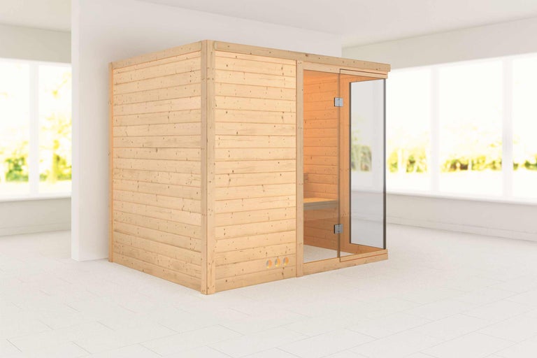 Sauna aus Holz mit Glastür in einem hellen Raum