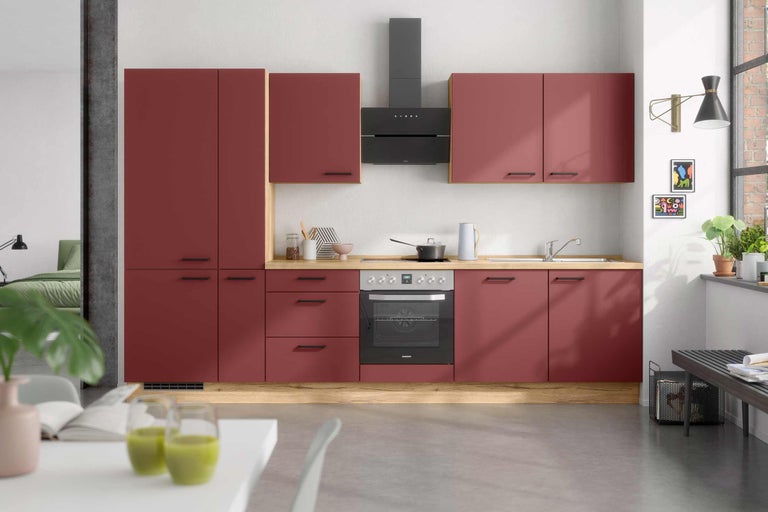 Moderne Küche mit roten Schränken, Arbeitsplatte aus Holz und schwarzen Elementen