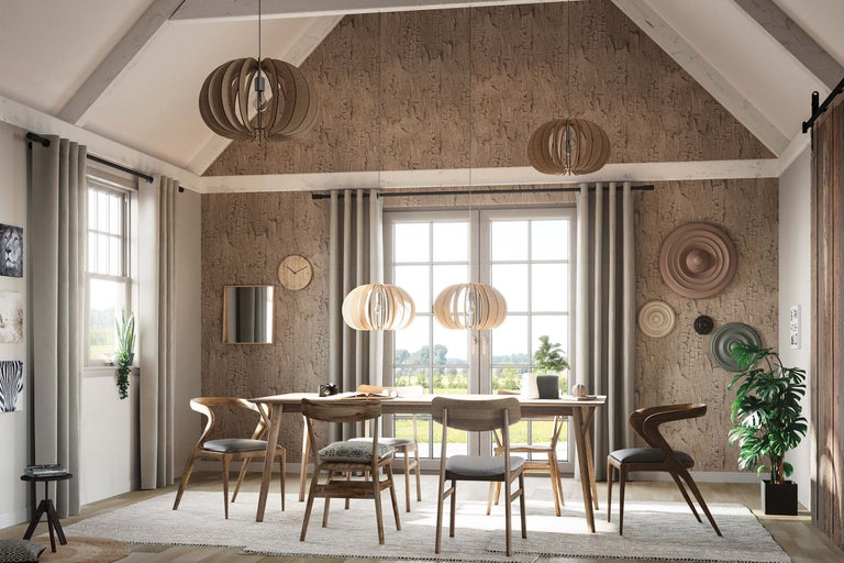 Heller Essbereich mit Holztisch, Stühlen und dekorativen Lampen.