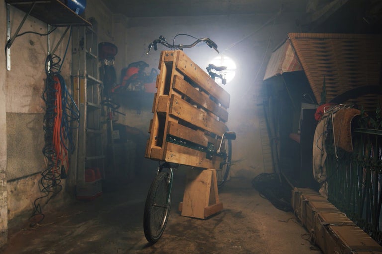 Fahrrad mit Holzpalette in einer Garage