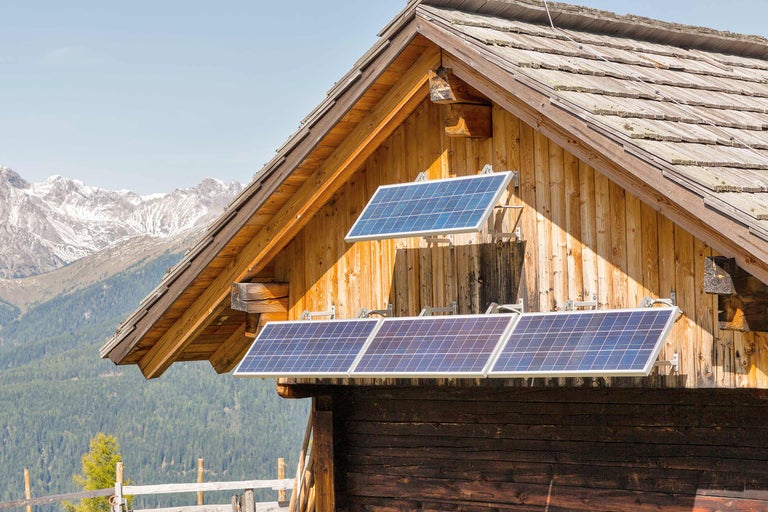 Holzhütte mit Solarmodulen zur Stromerzeugung
