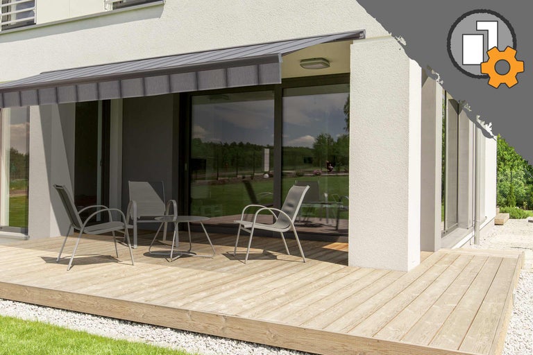 Terrasse mit Markise, Stühlen und Tisch