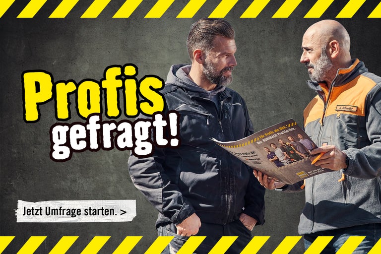 Zwei Handwerker betrachten eine Broschüre zum Hornbach ProfiService