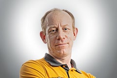 Porträt eines Mannes mit gelbem Hemd