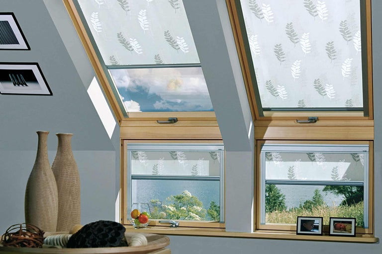 Dachfenster mit Sichtschutzrollos und floralem Muster für verbesserten Sonnenschutz