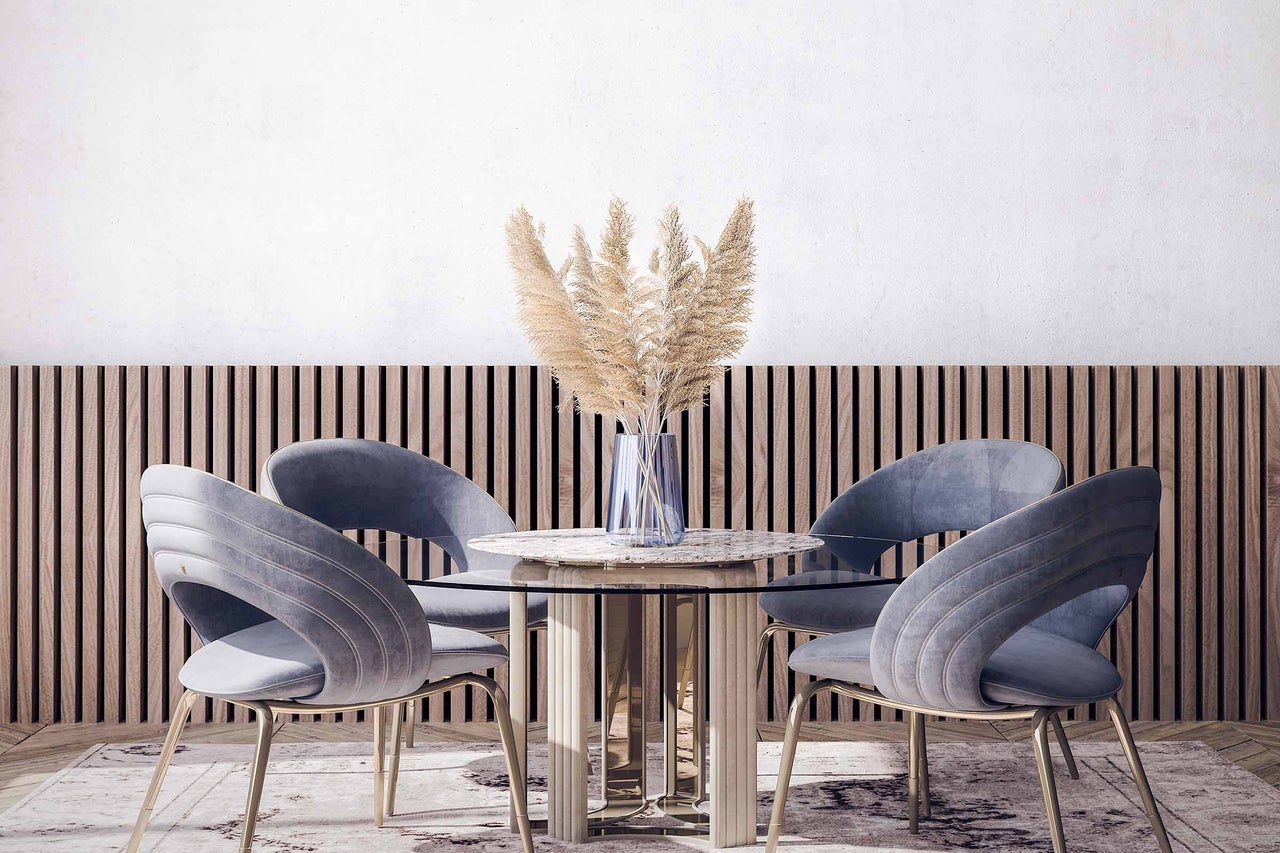 Esszimmer mit rundem Tisch, Stühlen und dekorativer Vase