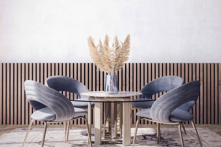 Esszimmer mit rundem Tisch, Stühlen und dekorativer Vase