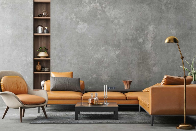 Wohnzimmer mit Ledersofa, Sessel, Couchtisch und Bücherregal