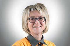 Porträt einer freundlichen Mitarbeiterin mit Brille