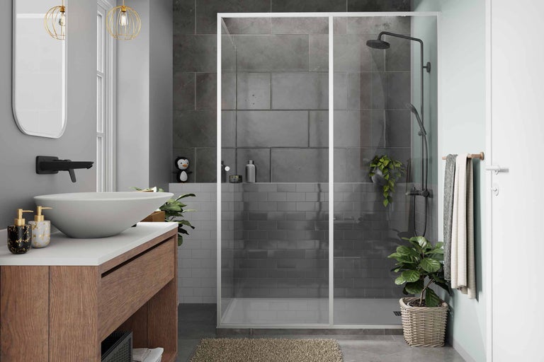 Helles Badezimmer mit Dusche, Waschtisch und Accessoires