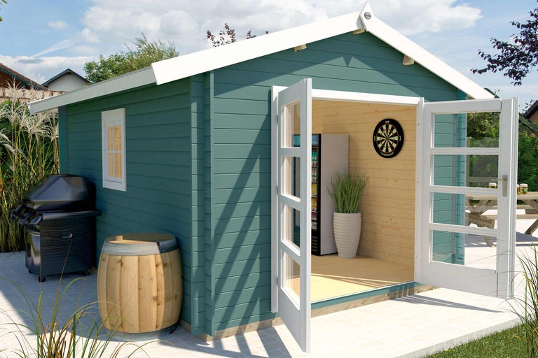 Gartenhaus mit geöffneten Türen, Grill und Dekoration im Außenbereich