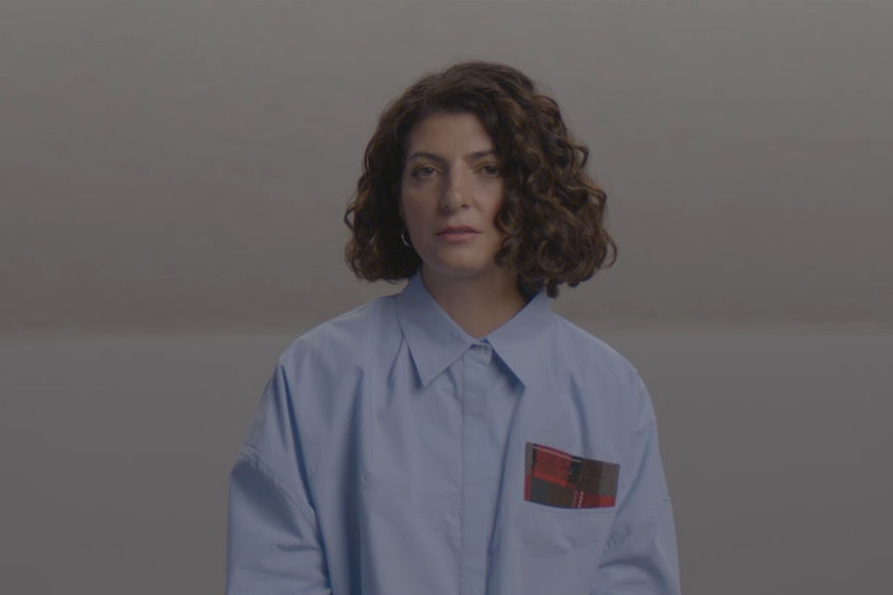 Porträt einer Frau mit Hemd