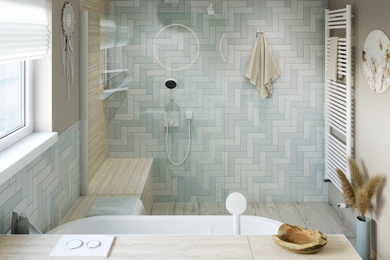 Helles Badezimmer mit Dusche, Badewanne, Handtuchwärmer und Fliesen im Fischgrätmuster