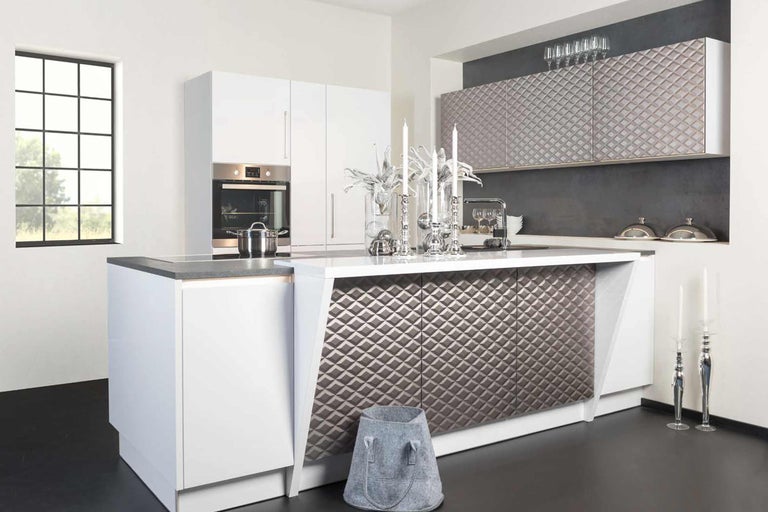 Helle Küche mit Kücheninsel, Einbaubackofen und strukturierten Oberflächen