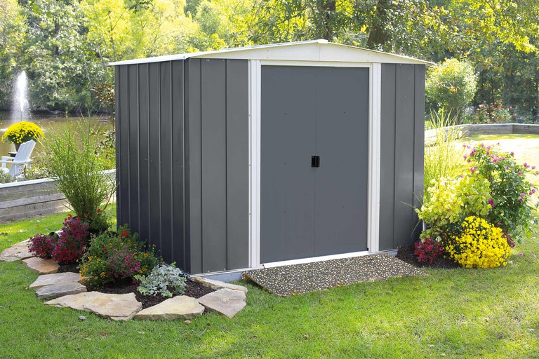 Gartenschuppen aus Metall im Garten