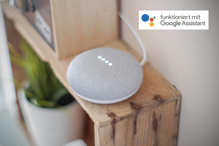 Google Nest Mini Smart Speaker auf Holzregal