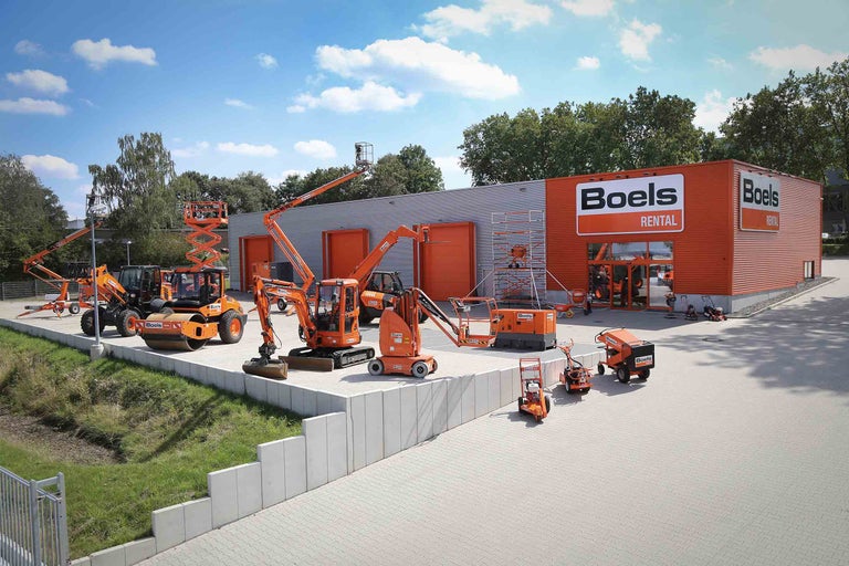 Boels Rental Baumaschinen und Geräte vor einem Gebäude