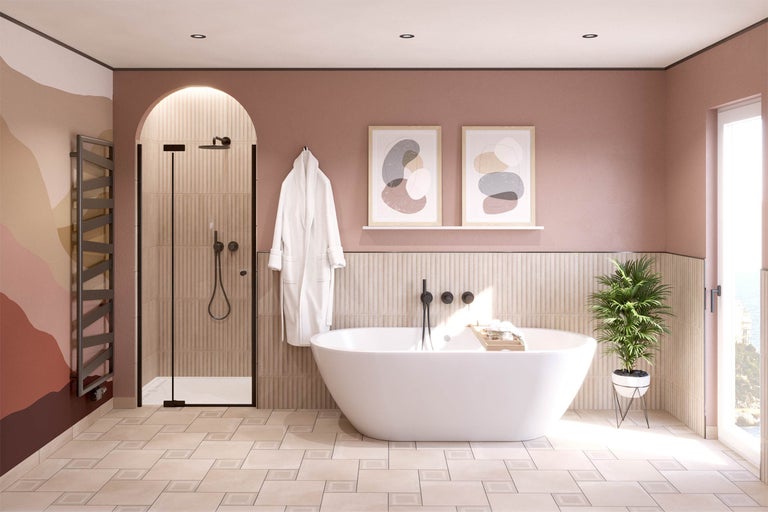 Badezimmer mit freistehender Badewanne, Dusche und Handtuchwärmer