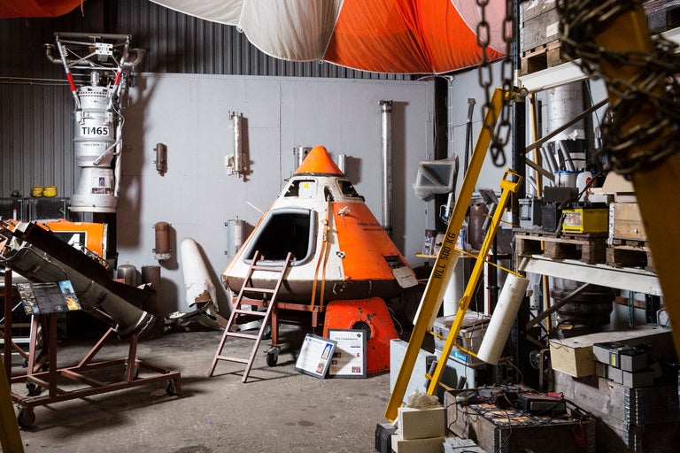 Innenansicht einer Werkstatt mit Raketenteilen und Werkzeugen