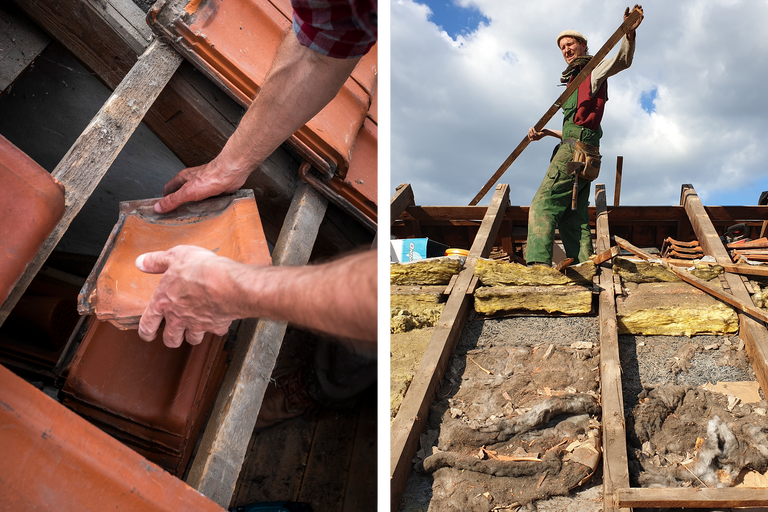 Dachdecker bei der Reparatur eines Daches mit Dachziegeln und Isolierung.