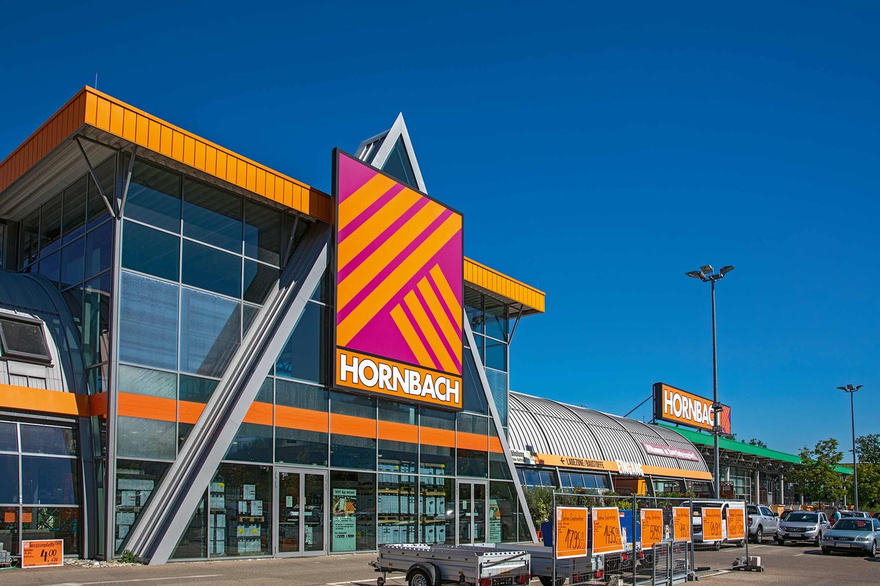  Außenansicht eines Hornbach Baumarkts an einem sonnigen Tag 
