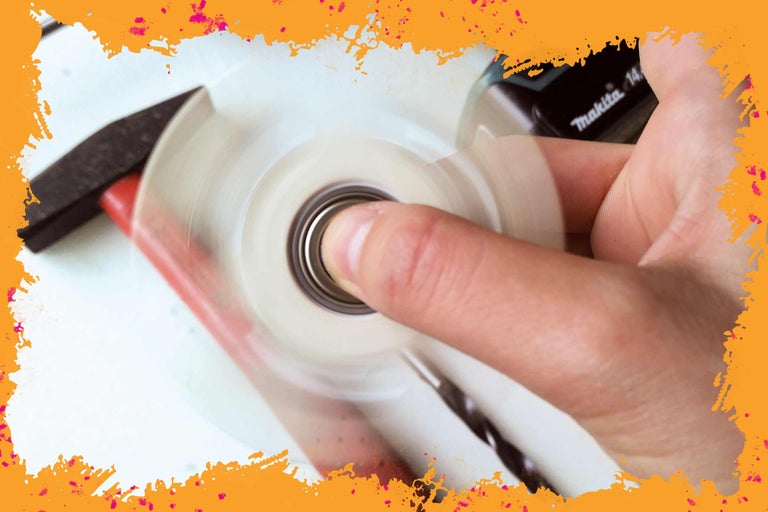 Szene mit Hammer, Bohrmaschine und sich drehendem Kreisel