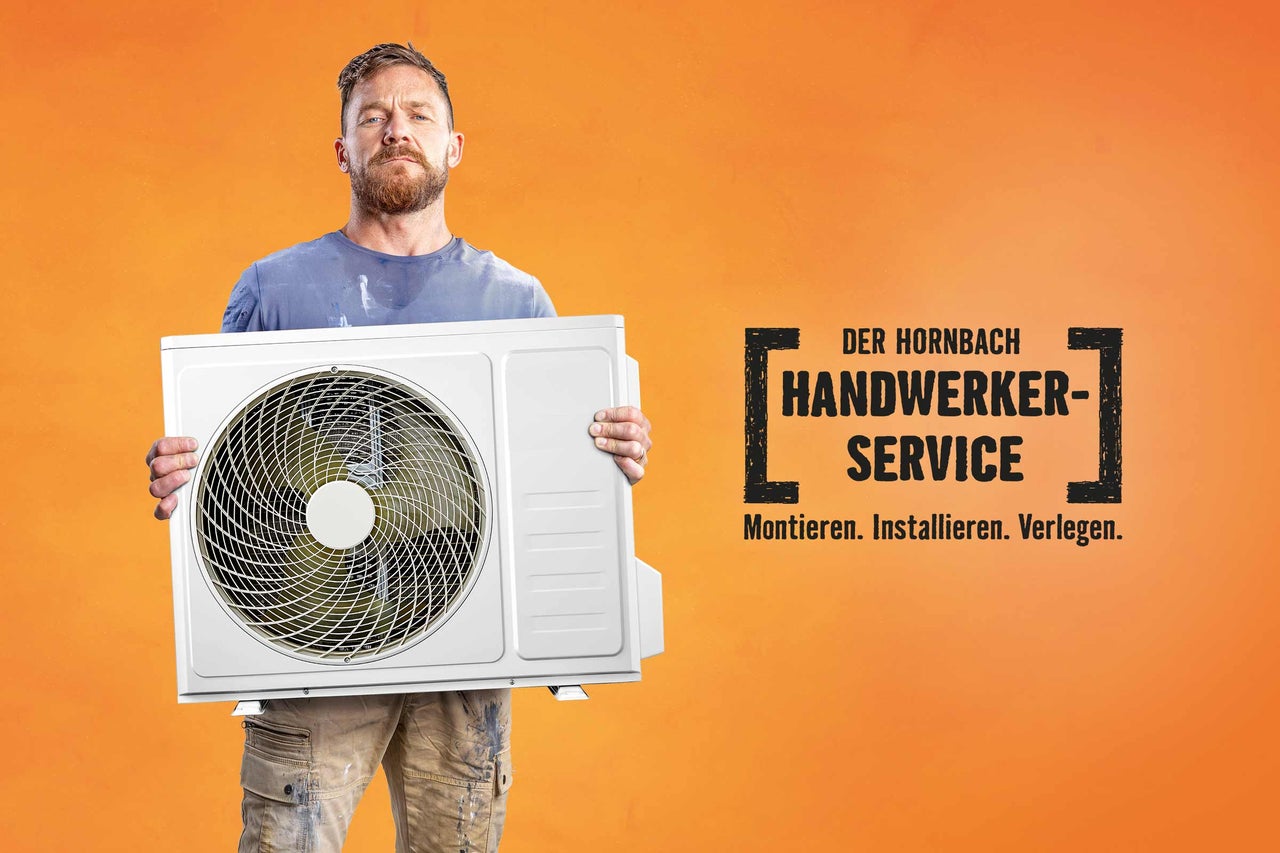 Handwerker hält ein Klimagerät in die Kamera, im Hintergrund der Hornbach Handwerker-Service.