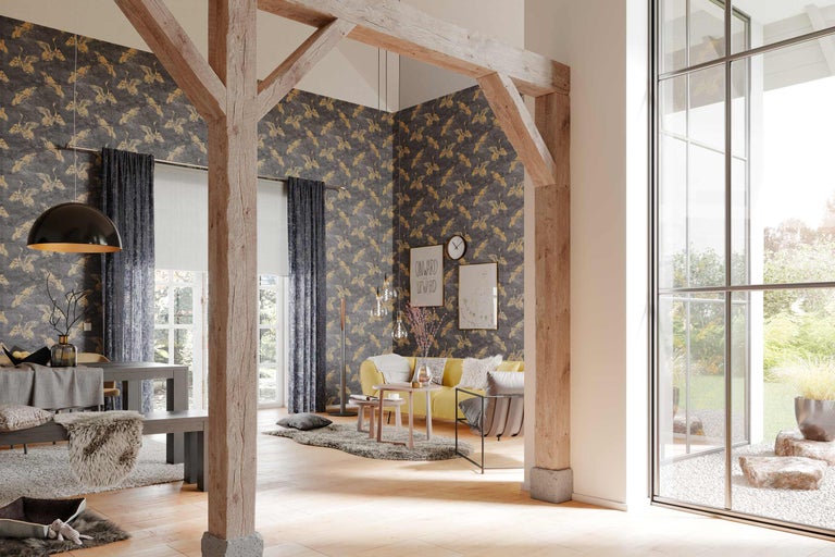 Wohnzimmer mit Holzbalken, Sofa und Esstisch