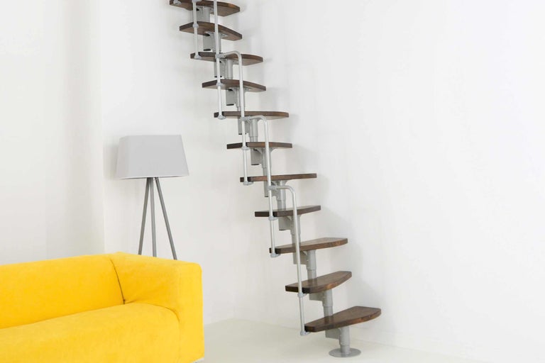 Raumansicht mit einer Holztreppe mit Metallgeländer