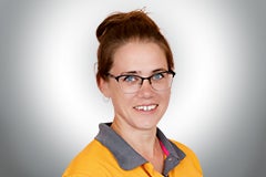 Porträt einer lächelnden Frau mit Brille