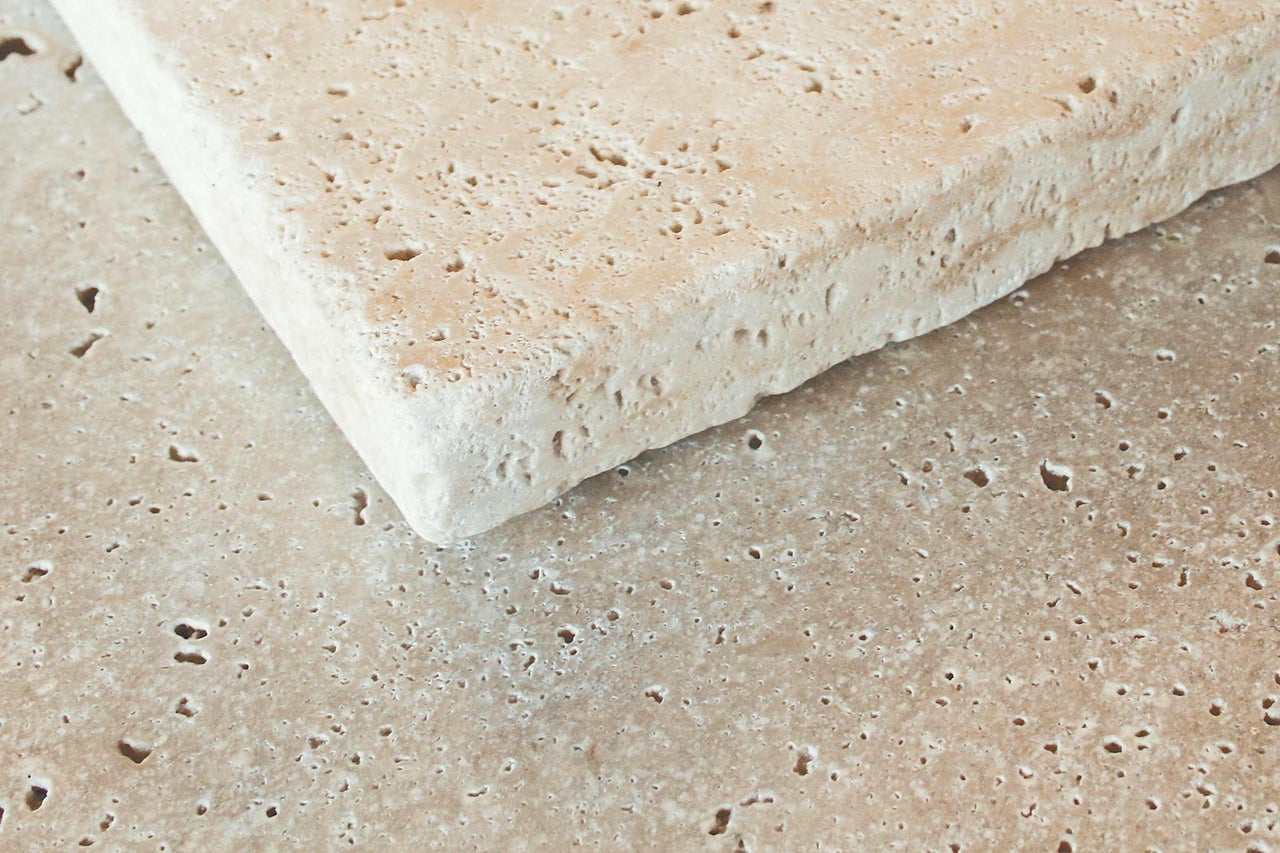Travertin Fliese mit poröser Oberfläche