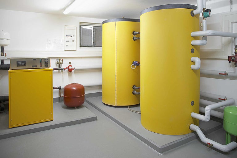 Heizungsraum mit Heizkessel, Warmwasserspeicher und Ausdehnungsgefäßen.
