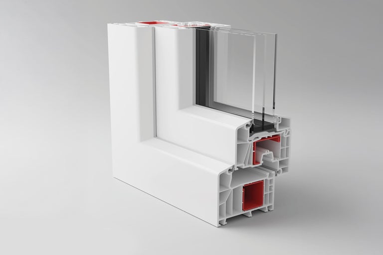 Querschnitt eines Kunststofffensterrahmens mit Dreifachverglasung