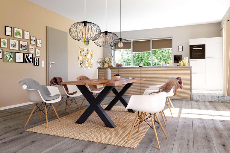 Esszimmer mit Holztisch, Designstühlen und Hängelampen