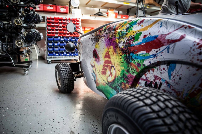 Detailansicht eines Hot Rods mit farbenfrohem Graffiti-Design.