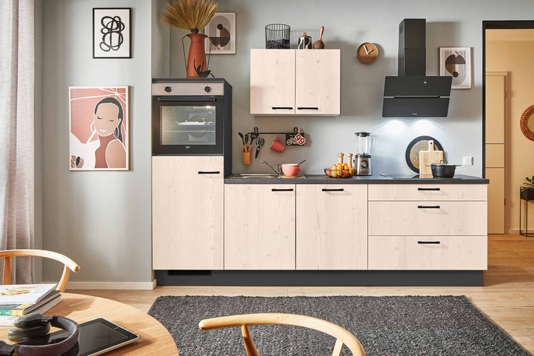 Moderne Küche mit Einbaubackofen, Dunstabzugshaube und hellen Holzfronten