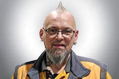 Porträt eines Mannes mit Irokesenschnitt, Brille und Bart