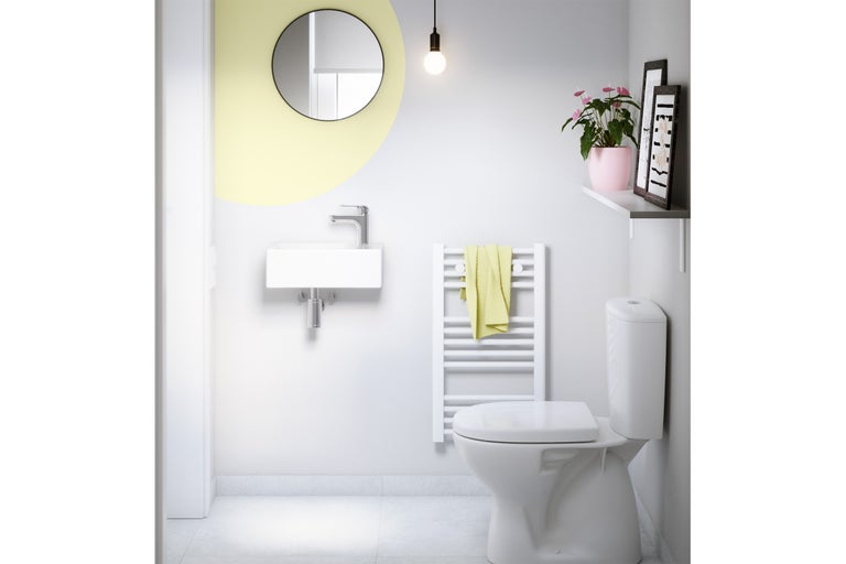 Modernes Badezimmer mit Toilette, Waschbecken, Spiegel und Handtuchwärmer für ein helles und organisiertes Ambiente.