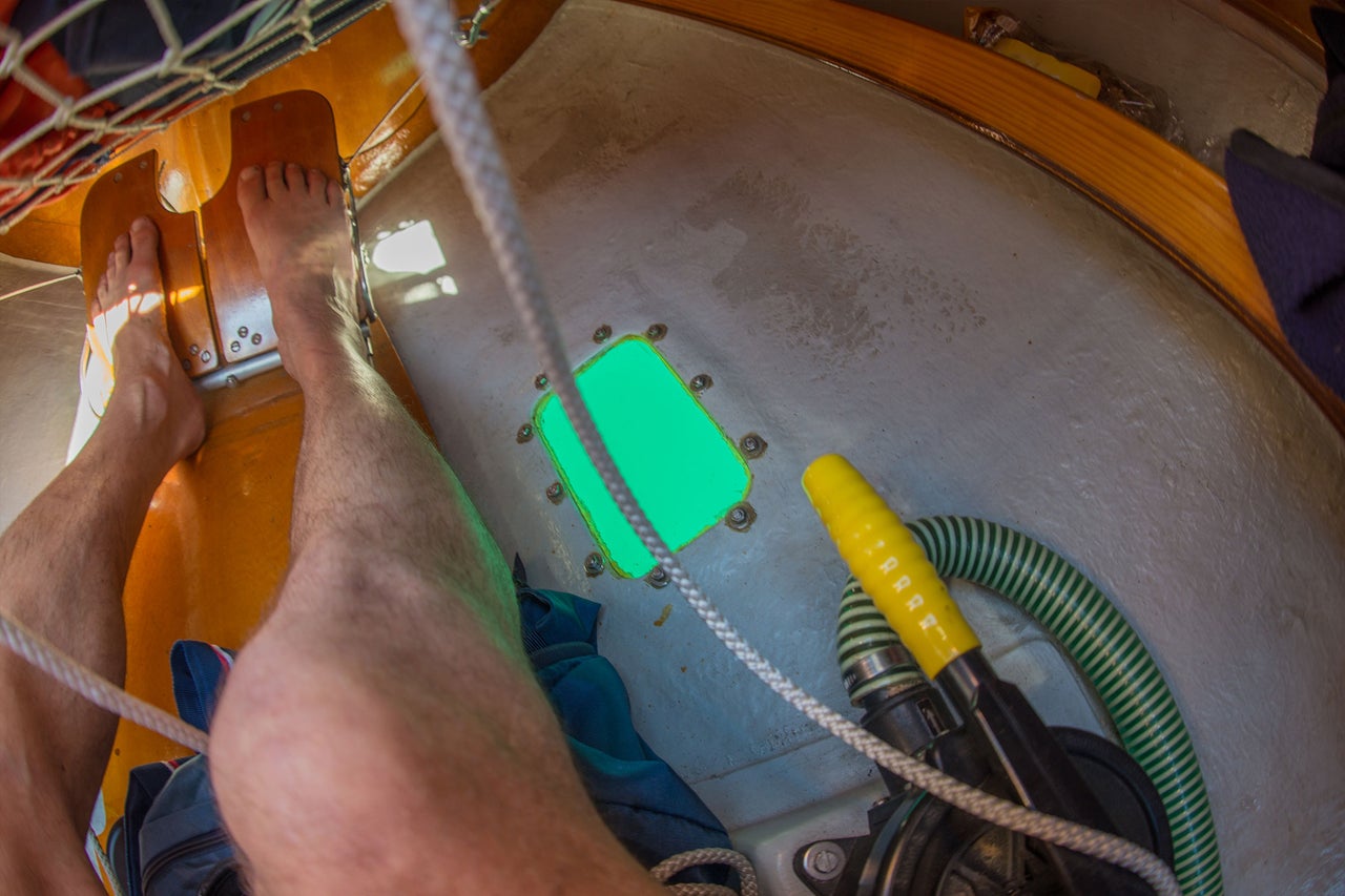 Blick ins Innere eines Segelbootes mit Ausrüstung und Fußpedalen