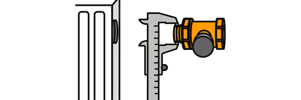Messschieber misst Heizungsrohrverschraubung