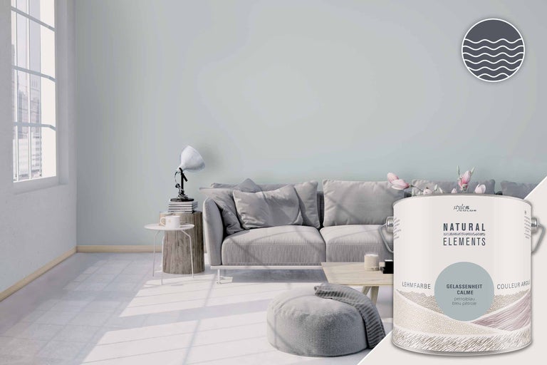 Heller Wohnraum mit Sofa und einem Eimer StyleColor Natural Elements Lehmfarbe Gelassenheit Calme.