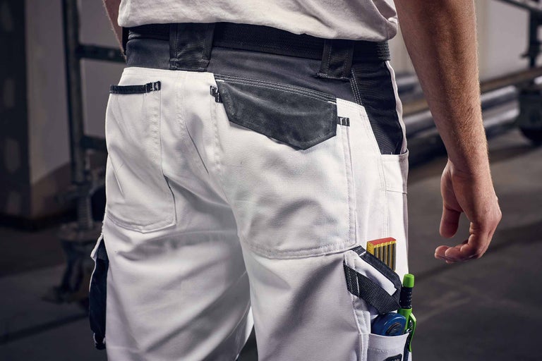 Nahaufnahme einer Arbeitshose mit Werkzeugen in der Tasche