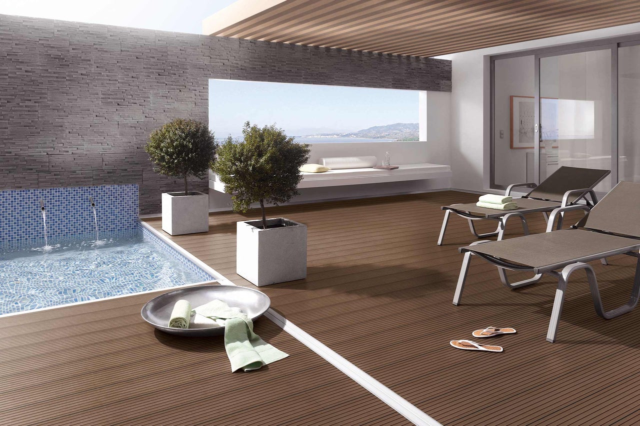 Terrasse mit Holzterrasse, Pool und Liegestühlen