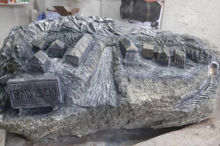 Stein mit Reliefdarstellung von Bad Ischl, mit Häusern, Bergen und Fluss